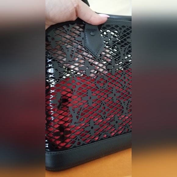 LOUIS VUITTON Patent Calfskin Laced Monogram Alma PM Black LIMITED & RARE - Picture 3 of 16